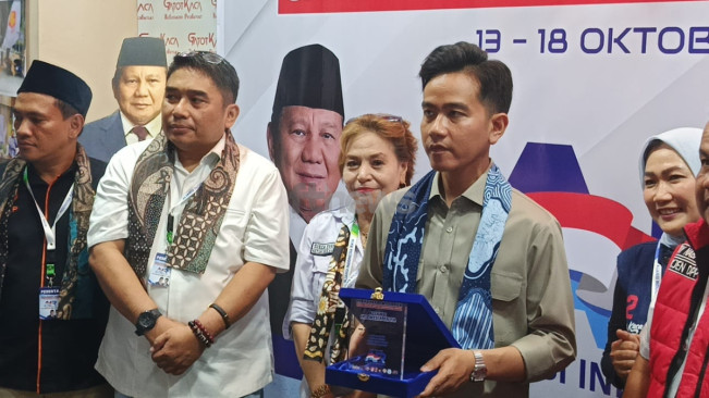 Wapres Gibran Rakabuming Raka didampingi Ketua Umum DPP Gempita Alfonso FP (kedua dari kiri) dalam acara Pekan Prabowo-Gibran di kawasan Jakarta Selatan, Sabtu (18/10/2025). [FTNews.co.id/Selvianus Kopong Basar]